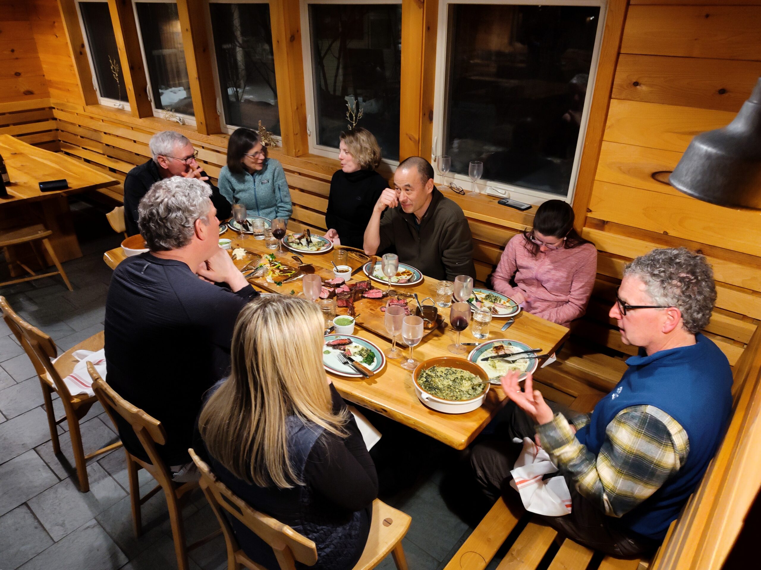 Dinner guests around the table at the Alpine Dinner 2025.